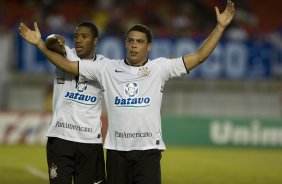 CRUZEIRO/MG X CORINTHIANS/SP - Ronaldo comemora sue gol com Jucilei que deu o passe em um lance da partida realizada esta tarde no estádio Magalhaes Pinto, o Mineirão, válida pelo turno do Campeonato Brasileiro de 2009