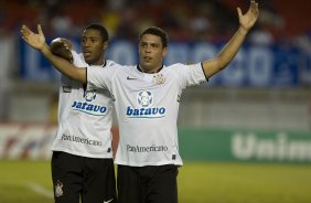 CRUZEIRO/MG X CORINTHIANS/SP - Ronaldo comemora sue gol com Jucilei que deu o passe em um lance da partida realizada esta tarde no estdio Magalhaes Pinto, o Mineiro, vlida pelo turno do Campeonato Brasileiro de 2009