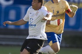 CRUZEIRO/MG X CORINTHIANS/SP - Ronaldo e Fabio em um lance da partida realizada esta tarde no estdio Magalhaes Pinto, o Mineiro, vlida pelo turno do Campeonato Brasileiro de 2009