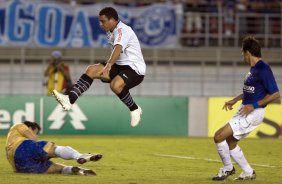 CRUZEIRO/MG X CORINTHIANS/SP - Ronaldo salta sobre Fabio em um lance da partida realizada esta tarde no estádio Magalhaes Pinto, o Mineirão, válida pelo turno do Campeonato Brasileiro de 2009