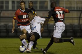 CORINTHIANS/SP X VITORIA/BA -  em um lance da partida realizada esta noite no estdio do Pacaembu, zona oeste da cidade, vlida pelo turno do Campeonato Brasileiro de 2009