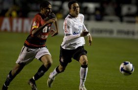 CORINTHIANS/SP X VITORIA/BA -  em um lance da partida realizada esta noite no estdio do Pacaembu, zona oeste da cidade, vlida pelo turno do Campeonato Brasileiro de 2009