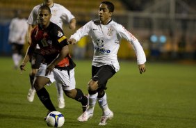 CORINTHIANS/SP X VITORIA/BA -  em um lance da partida realizada esta noite no estdio do Pacaembu, zona oeste da cidade, vlida pelo turno do Campeonato Brasileiro de 2009