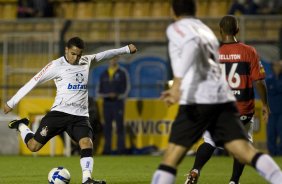 CORINTHIANS/SP X VITORIA/BA -  em um lance da partida realizada esta noite no estdio do Pacaembu, zona oeste da cidade, vlida pelo turno do Campeonato Brasileiro de 2009