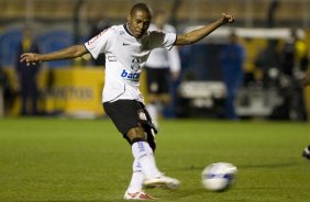 CORINTHIANS/SP X VITORIA/BA -  em um lance da partida realizada esta noite no estdio do Pacaembu, zona oeste da cidade, vlida pelo turno do Campeonato Brasileiro de 2009