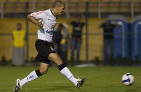 CORINTHIANS/SP X VITORIA/BA -  em um lance da partida realizada esta noite no estdio do Pacaembu, zona oeste da cidade, vlida pelo turno do Campeonato Brasileiro de 2009