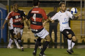 CORINTHIANS/SP X VITORIA/BA -  em um lance da partida realizada esta noite no estádio do Pacaembu, zona oeste da cidade, válida pelo turno do Campeonato Brasileiro de 2009