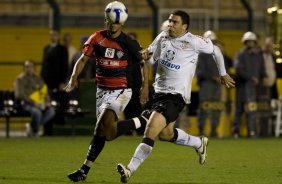 CORINTHIANS/SP X VITORIA/BA -  em um lance da partida realizada esta noite no estádio do Pacaembu, zona oeste da cidade, válida pelo turno do Campeonato Brasileiro de 2009
