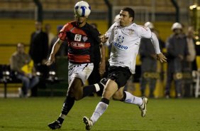 CORINTHIANS/SP X VITORIA/BA -  em um lance da partida realizada esta noite no estdio do Pacaembu, zona oeste da cidade, vlida pelo turno do Campeonato Brasileiro de 2009