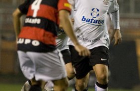 CORINTHIANS/SP X VITORIA/BA - Anderson de costas e Ronaldo em um lance da partida realizada esta noite no estádio do Pacaembu, zona oeste da cidade, válida pelo turno do Campeonato Brasileiro de 2009