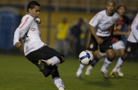 CORINTHIANS/SP X VITORIA/BA - Dentinho chuta e faz o primeiro gol do Corinthians em um lance da partida realizada esta noite no estádio do Pacaembu, zona oeste da cidade, válida pelo turno do Campeonato Brasileiro de 2009