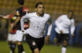 CORINTHIANS/SP X VITORIA/BA - Dentinho comemora seu gol homenageando Lulinha que foi emprestado para o Estoril de Porrtugal em um lance da partida realizada esta noite no estdio do Pacaembu, zona oeste da cidade, vlida pelo turno do Campeonato Brasileiro de 2009