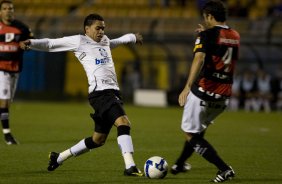 CORINTHIANS/SP X VITORIA/BA - Dentinho e Anderson em um lance da partida realizada esta noite no estdio do Pacaembu, zona oeste da cidade, vlida pelo turno do Campeonato Brasileiro de 2009