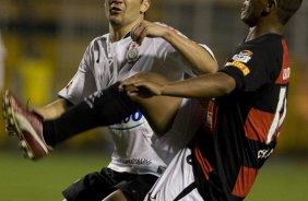 CORINTHIANS/SP X VITORIA/BA - Douglas e Uelliton  em um lance da partida realizada esta noite no estdio do Pacaembu, zona oeste da cidade, vlida pelo turno do Campeonato Brasileiro de 2009