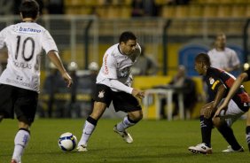 CORINTHIANS/SP X VITORIA/BA - Douglas; Ronaldo e Uelliton em um lance da partida realizada esta noite no estdio do Pacaembu, zona oeste da cidade, vlida pelo turno do Campeonato Brasileiro de 2009