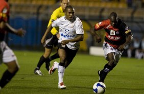 CORINTHIANS/SP X VITORIA/BA - Elias e Magal em um lance da partida realizada esta noite no estdio do Pacaembu, zona oeste da cidade, vlida pelo turno do Campeonato Brasileiro de 2009