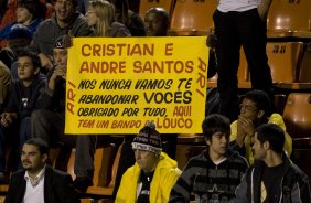 CORINTHIANS/SP X VITORIA/BA - Homenagem a Cristian e André Santos  em um lance da partida realizada esta noite no estádio do Pacaembu, zona oeste da cidade, válida pelo turno do Campeonato Brasileiro de 2009