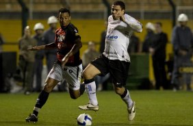 CORINTHIANS/SP X VITORIA/BA - Itacare e Ronaldo em um lance da partida realizada esta noite no estdio do Pacaembu, zona oeste da cidade, vlida pelo turno do Campeonato Brasileiro de 2009