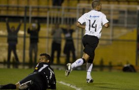 CORINTHIANS/SP X VITORIA/BA - Jean deixa o goleiro Viafara no chao e comemora seu gol o segundo do Corinthians em um lance da partida realizada esta noite no estdio do Pacaembu, zona oeste da cidade, vlida pelo turno do Campeonato Brasileiro de 2009