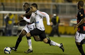 CORINTHIANS/SP X VITORIA/BA - Magal e Dentinho em um lance da partida realizada esta noite no estdio do Pacaembu, zona oeste da cidade, vlida pelo turno do Campeonato Brasileiro de 2009