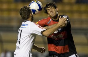 CORINTHIANS/SP X VITORIA/BA - Moiss e Anderson(d) em um lance da partida realizada esta noite no estdio do Pacaembu, zona oeste da cidade, vlida pelo turno do Campeonato Brasileiro de 2009