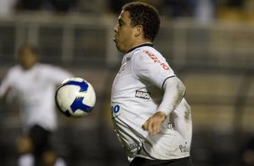 CORINTHIANS/SP X VITORIA/BA - Ronaldo em um lance da partida realizada esta noite no estdio do Pacaembu, zona oeste da cidade, vlida pelo turno do Campeonato Brasileiro de 2009