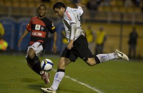 CORINTHIANS/SP X VITORIA/BA - Uelliton e Ronaldo em um lance da partida realizada esta noite no estdio do Pacaembu, zona oeste da cidade, vlida pelo turno do Campeonato Brasileiro de 2009