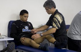 Dentinho e o fisioterapeuta Paulo Vieira durante o treino do Corinthians realizado esta tarde no Parque So Jorge, zona leste da cidade; o prximo jogo do time ser domingo, 26/07, contra o Palmeiras, no estdio Eduardo Jos Farah, em Presidente Prudente, pelo Campeonato Brasileiro 2009