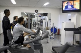 Felipe e Ronaldo assistem na tv o presidente do Corinthians Andres Sanchez durante o treino do Corinthians realizado esta tarde no Parque So Jorge, zona leste da cidade; o prximo jogo do time ser domingo, 26/07, contra o Palmeiras, no estdio Eduardo Jos Farah, em Presidente Prudente, pelo Campeonato Brasileiro 2009