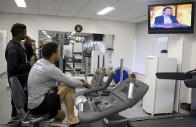 Felipe e Ronaldo assistem na tv o presidente do Corinthians Andres Sanchez durante o treino do Corinthians realizado esta tarde no Parque So Jorge, zona leste da cidade; o prximo jogo do time ser domingo, 26/07, contra o Palmeiras, no estdio Eduardo Jos Farah, em Presidente Prudente, pelo Campeonato Brasileiro 2009