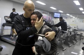 Lulinha, que foi emprestado ao Estoril, de Portugal, se despede de Julio Cesar durante o treino do Corinthians realizado esta tarde no Parque São Jorge, zona leste da cidade; o próximo jogo do time será domingo, 26/07, contra o Palmeiras, no estádio Eduardo José Farah, em Presidente Prudente, pelo Campeonato Brasileiro 2009