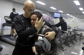 Lulinha, que foi emprestado ao Estoril, de Portugal, se despede de Julio Cesar durante o treino do Corinthians realizado esta tarde no Parque So Jorge, zona leste da cidade; o prximo jogo do time ser domingo, 26/07, contra o Palmeiras, no estdio Eduardo Jos Farah, em Presidente Prudente, pelo Campeonato Brasileiro 2009