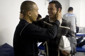 Lulinha, que foi emprestado ao Estoril, de Portugal, se despede de Jean durante o treino do Corinthians realizado esta tarde no Parque So Jorge, zona leste da cidade; o prximo jogo do time ser domingo, 26/07, contra o Palmeiras, no estdio Eduardo Jos Farah, em Presidente Prudente, pelo Campeonato Brasileiro 2009