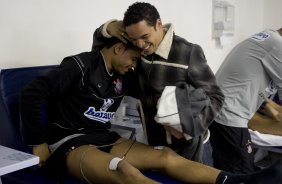 Lulinha, que foi emprestado ao Estoril, de Portugal, se despede de Dentinho durante o treino do Corinthians realizado esta tarde no Parque So Jorge, zona leste da cidade; o prximo jogo do time ser domingo, 26/07, contra o Palmeiras, no estdio Eduardo Jos Farah, em Presidente Prudente, pelo Campeonato Brasileiro 2009