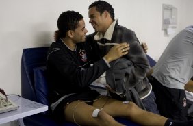 Lulinha, que foi emprestado ao Estoril, de Portugal, se despede de Dentinho durante o treino do Corinthians realizado esta tarde no Parque São Jorge, zona leste da cidade; o próximo jogo do time será domingo, 26/07, contra o Palmeiras, no estádio Eduardo José Farah, em Presidente Prudente, pelo Campeonato Brasileiro 2009