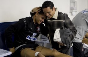 Lulinha, que foi emprestado ao Estoril, de Portugal, se despede de Dentinho durante o treino do Corinthians realizado esta tarde no Parque São Jorge, zona leste da cidade; o próximo jogo do time será domingo, 26/07, contra o Palmeiras, no estádio Eduardo José Farah, em Presidente Prudente, pelo Campeonato Brasileiro 2009
