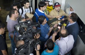 CORINTHIANS/SP X AVAI/SC -  Mario Gobbi, diretor de futebol do Corinthians, concede entrevista aps ter sido agredido ontem no Parque So Jorge, por torcedores, nos vestirios antes da partida realizada esta tarde no estdio do Pacaembu, zona oeste da cidade, vlida pelo turno do Campeonato Brasileiro de 2009