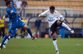 CORINTHIANS/SP X AVAI/SC - Caio e Bruno Bertucci em um lance da partida realizada esta tarde no estdio do Pacaembu, zona oeste da cidade, vlida pelo turno do Campeonato Brasileiro de 2009