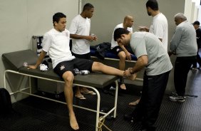 CORINTHIANS/SP X AVAI/SC -Marcinho e o fisioterapeuta Bruno Mazziotti  nos vestirios antes da partida realizada esta tarde no estdio do Pacaembu, zona oeste da cidade, vlida pelo turno do Campeonato Brasileiro de 2009