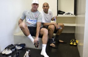 CORINTHIANS/SP X AVAI/SC -Mauri Lima, preparador de goleiros e Souza nos vestiários antes da partida realizada esta tarde no estádio do Pacaembu, zona oeste da cidade, válida pelo turno do Campeonato Brasileiro de 2009