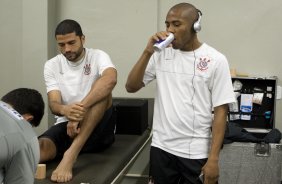 CORINTHIANS/SP X AVAI/SC -William e Elias nos vestiários antes da partida realizada esta tarde no estádio do Pacaembu, zona oeste da cidade, válida pelo turno do Campeonato Brasileiro de 2009