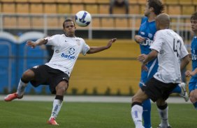 CORINTHIANS/SP X AVAI/STA. CATARINA - Bill chuta e quase faz um gol para o Corinthians em um lance da partida realizada esta tarde no estádio do Pacaembu, zona oeste da cidade, válida pelo turno do Campeonato Brasileiro de 2009