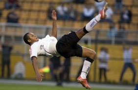 CORINTHIANS/SP X AVAI/STA. CATARINA - Bill tenta uma bicicleta em um lance da partida realizada esta tarde no estádio do Pacaembu, zona oeste da cidade, válida pelo turno do Campeonato Brasileiro de 2009