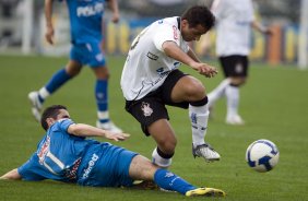 CORINTHIANS/SP X AVAI/STA. CATARINA - Caio e Bruno Bertucci em um lance da partida realizada esta tarde no estádio do Pacaembu, zona oeste da cidade, válida pelo turno do Campeonato Brasileiro de 2009