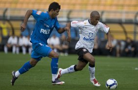 CORINTHIANS/SP X AVAI/STA. CATARINA - Fernando e Elias em um lance da partida realizada esta tarde no estádio do Pacaembu, zona oeste da cidade, válida pelo turno do Campeonato Brasileiro de 2009