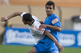 CORINTHIANS/SP X AVAI/STA. CATARINA - Jorge Henrique derrubado por Fernando em um lance da partida realizada esta tarde no estádio do Pacaembu, zona oeste da cidade, válida pelo turno do Campeonato Brasileiro de 2009