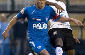 CORINTHIANS/SP X AVAI/STA. CATARINA - Marquinhos e Jucilei em um lance da partida realizada esta tarde no estdio do Pacaembu, zona oeste da cidade, vlida pelo turno do Campeonato Brasileiro de 2009