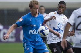 CORINTHIANS/SP X AVAI/STA. CATARINA - Marquinhos e Jucilei em um lance da partida realizada esta tarde no estdio do Pacaembu, zona oeste da cidade, vlida pelo turno do Campeonato Brasileiro de 2009