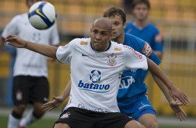 CORINTHIANS/SP X AVAI/STA. CATARINA - Souza e Rafael em um lance da partida realizada esta tarde no estádio do Pacaembu, zona oeste da cidade, válida pelo turno do Campeonato Brasileiro de 2009