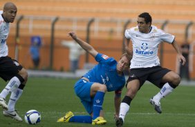 CORINTHIANS/SP X AVAI/STA. CATARINA - Souza; Marquinhos e Boquita em um lance da partida realizada esta tarde no estádio do Pacaembu, zona oeste da cidade, válida pelo turno do Campeonato Brasileiro de 2009